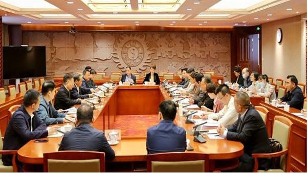 云南草莓视频成人污塑胶创始人参加省人大常委会会议（云南省优化营商环境条例会议）
